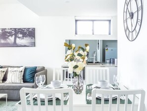 Deluxe Apartment, 1 Bedroom | In-room dining