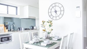 Deluxe Apartment, 1 Bedroom | In-room dining - Refined And Modern Pad Close To Brisbane CBD (Fortitude Valley)