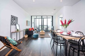 Deluxe Apartment, 2 Bedrooms | In-room dining