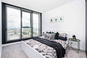 Apartamento luxo, 2 quartos | 2 quartos, cofres nos quartos, ferros/tábuas de passar roupa