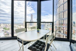 Deluxe Apartment, 2 Bedrooms | Balcony - Roomy Modern Apartment for 6 Guests (Fortitude Valley)