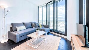 Leilighet – deluxe, 2 soverom | Oppholdsrom | LED-TV