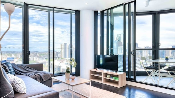 Leilighet – deluxe, 2 soverom | Oppholdsrom | LED-TV