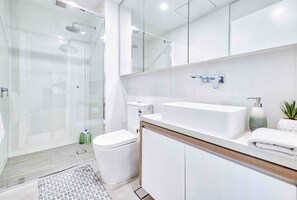 豪華公寓, 1 間臥室 | 浴室 | 淋浴設備、免費盥洗用品、吹風機、毛巾