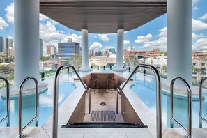 Outdoor pool - Fabulous Premium Skyscraper Apartment w/ Pool (Fortitude Valley)