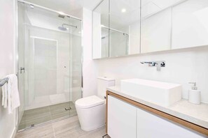 Deluxe Apartment, 1 Bedroom | Bathroom | Shower, free toiletries, hair dryer, towels - Fabulous Premium Skyscraper Apartment w/ Pool (Fortitude Valley)