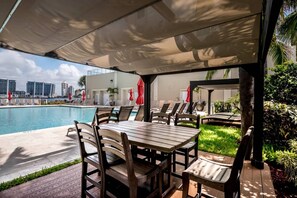 Outdoor dining - Le Marina Bay PH4 STR-01484 (Sunny Isles Beach)