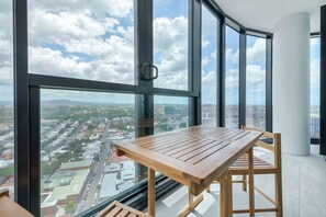 Deluxe Apartment, 2 Bedrooms | Balcony - Amazing Centrally Located Designer Apartment (Fortitude Valley)