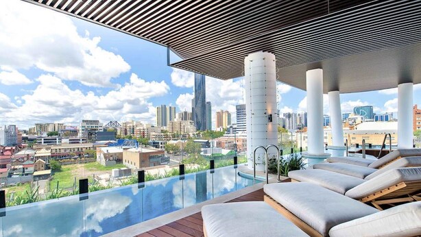Sun deck - Stylish Pad with Balcony & Pool (Fortitude Valley)