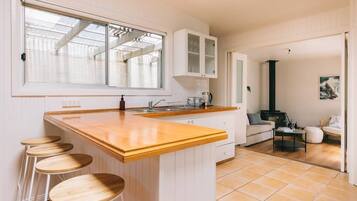 Deluxe House, 3 Bedrooms | Private kitchen | Fridge, microwave, oven, stovetop