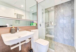 Apartamento luxo, 1 quarto | Banheiro | Chuveiro, produtos de toalete grátis, secador de cabelo 