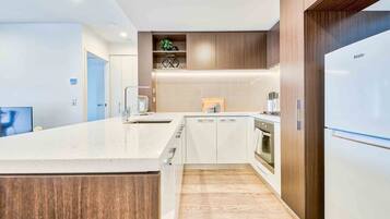 Deluxe Apartment, 1 Bedroom | Private kitchen | Fridge, microwave, oven, stovetop