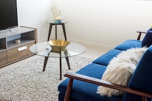 Appartement Deluxe, 2 chambres | Salle de séjour | Télévision LED