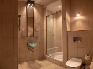 Studio | Salle de bain | Douche, articles de toilette de luxe, sèche-cheveux, serviettes fournies