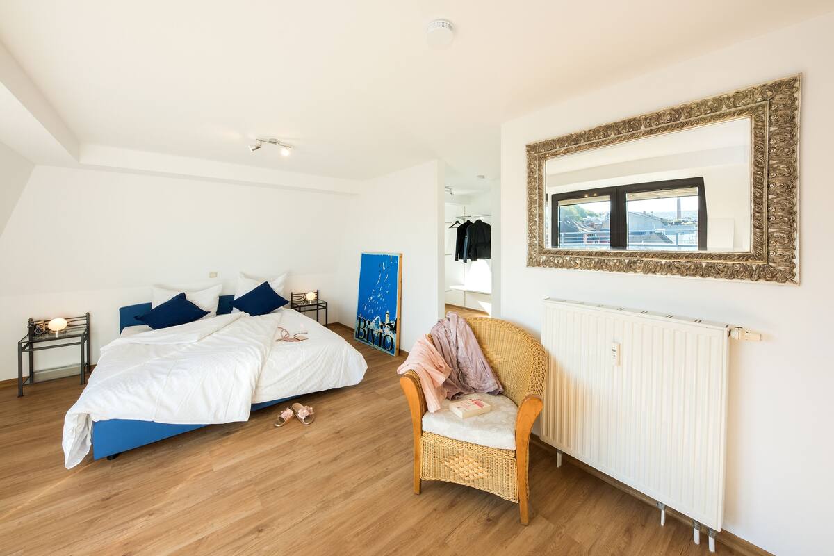 Duplex | Allergitestade sängkläder och värdeförvaringsskåp på rummet
