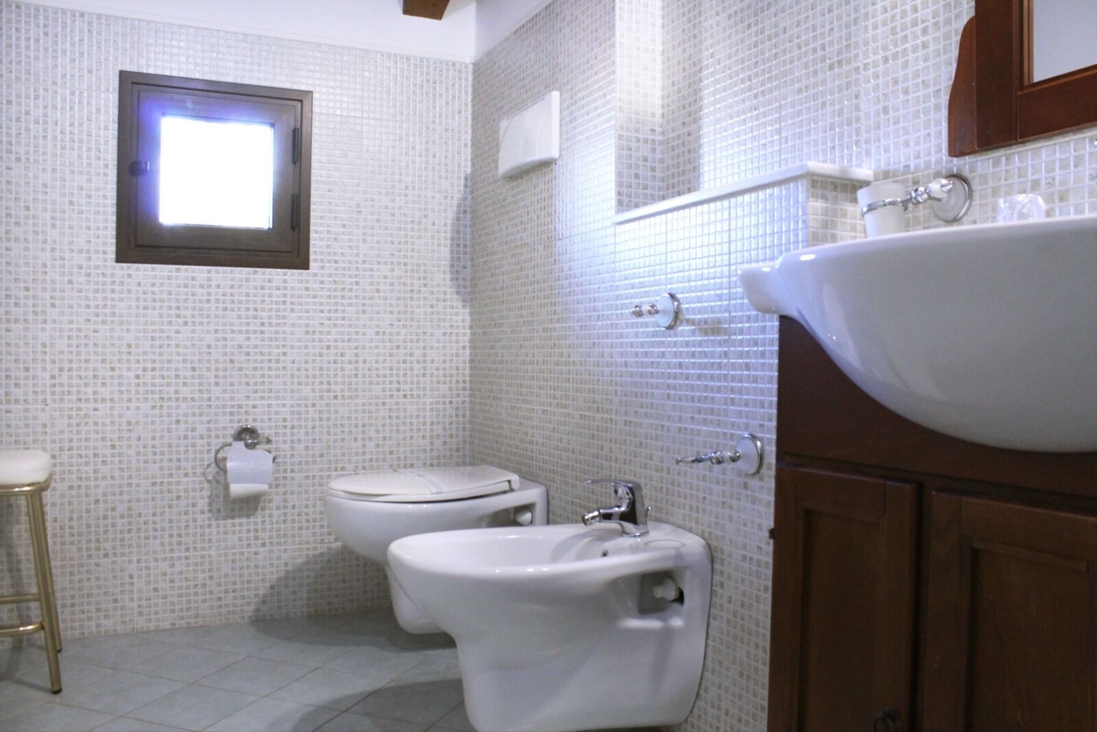 Ein Badezimmer mit Toilette, Bidet und Waschbecken.