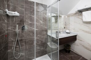 Deluxe kamer, 1 queensize bed met slaapbank | Badkamer | Een douche, een regendouche, gratis toiletartikelen, een haardroger