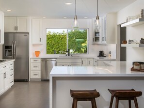 Réfrigérateur, four à micro-ondes, un four, surface de cuisson