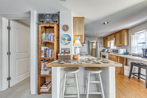 Fridge, microwave, stovetop, dishwasher