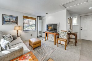 Fernseher, DVD-Player, Bücher, Videothek