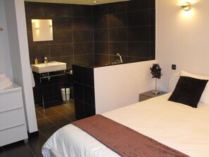 5 chambres, fer et planche à repasser, Wi-Fi, draps fournis