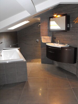 Sèche-cheveux, serviettes fournies, papier toilette