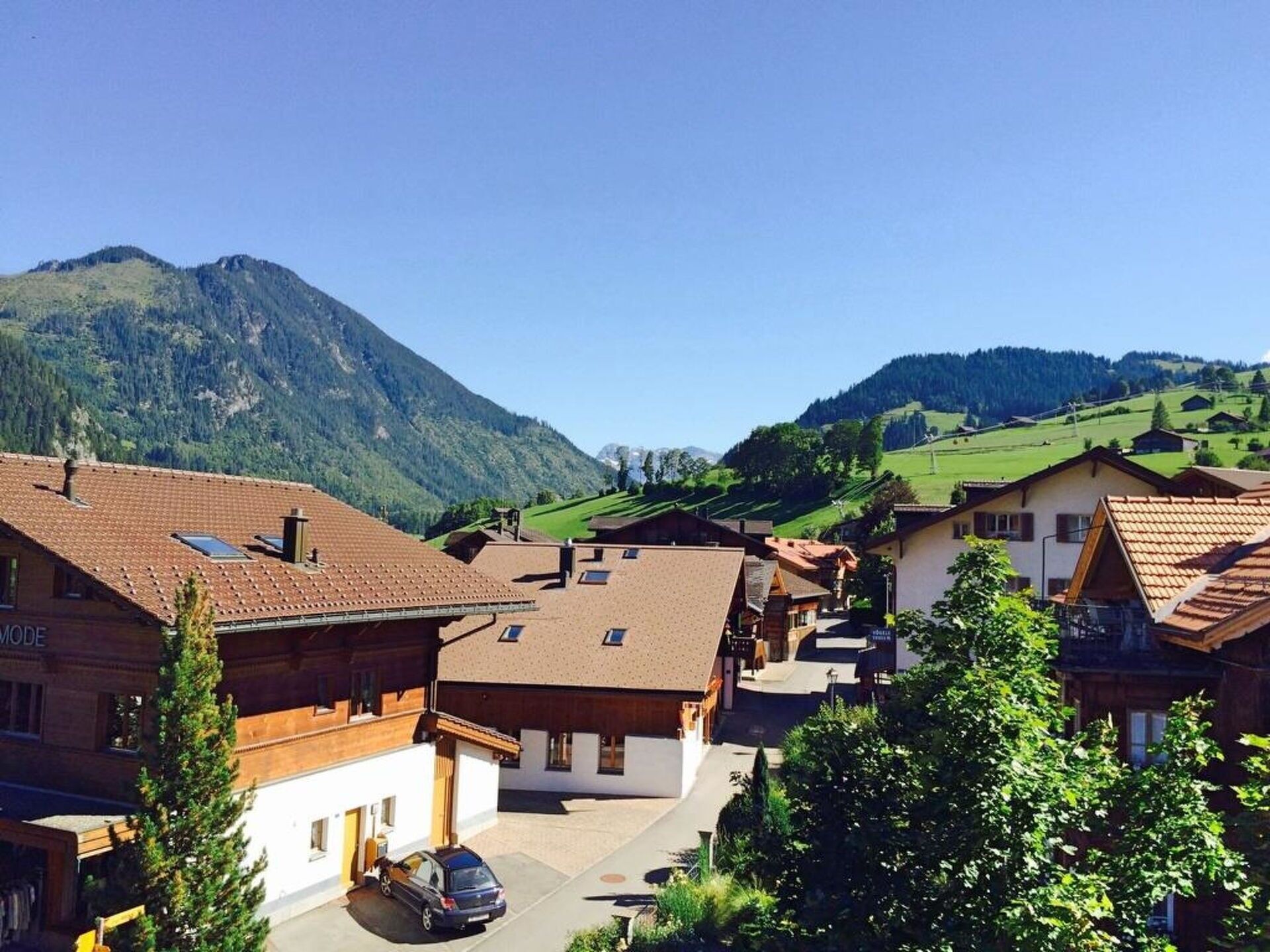 Himmel, Gebäude, Berg, Eigentum, Pflanze, Fenster, Baum, Haus, Biome