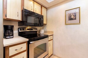 Fridge, microwave, oven, stovetop - Fun in the Sun at Ponce Landing 49 (St. Augustine)