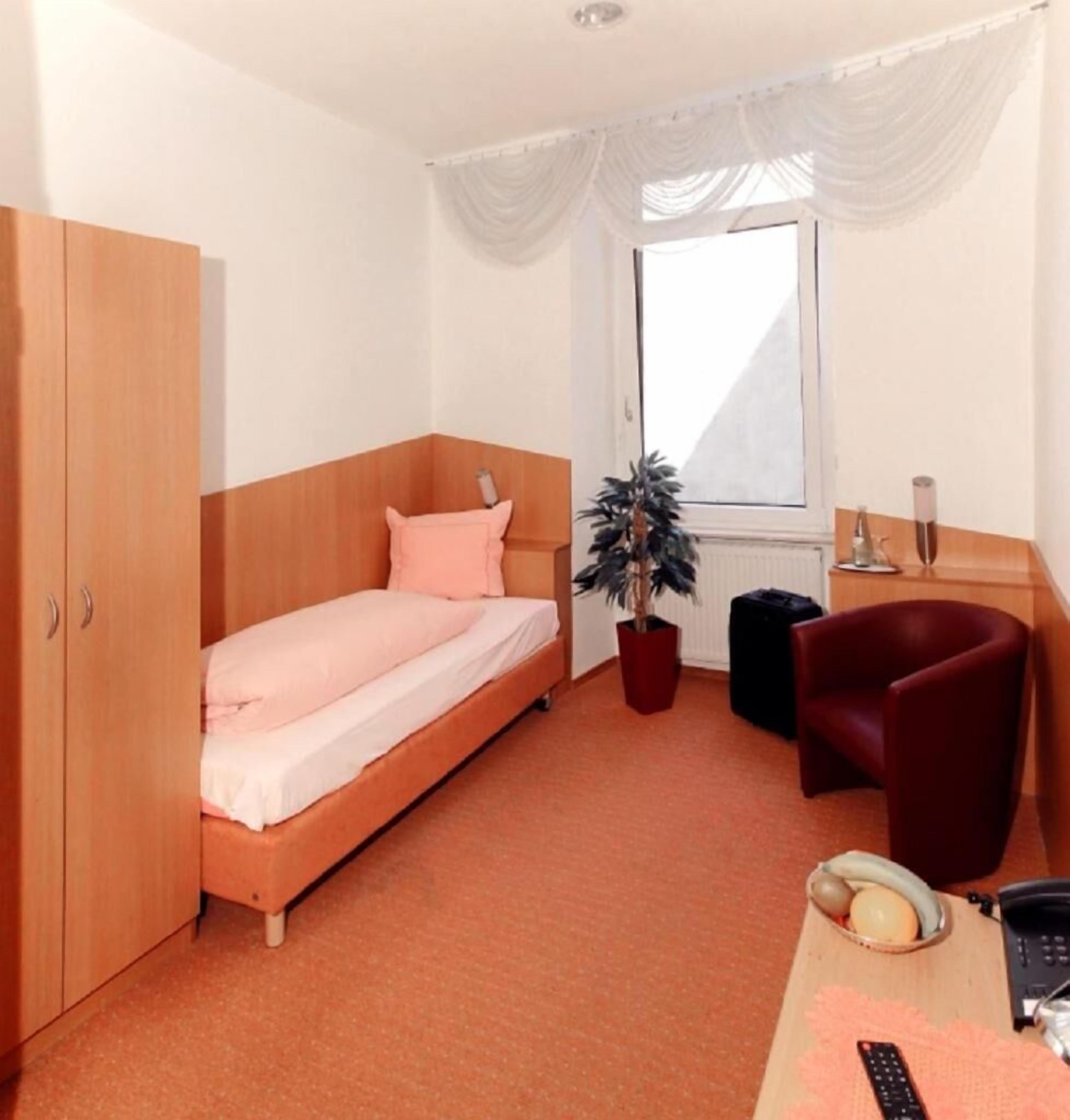 soundproofing, free wifi, bed sheets