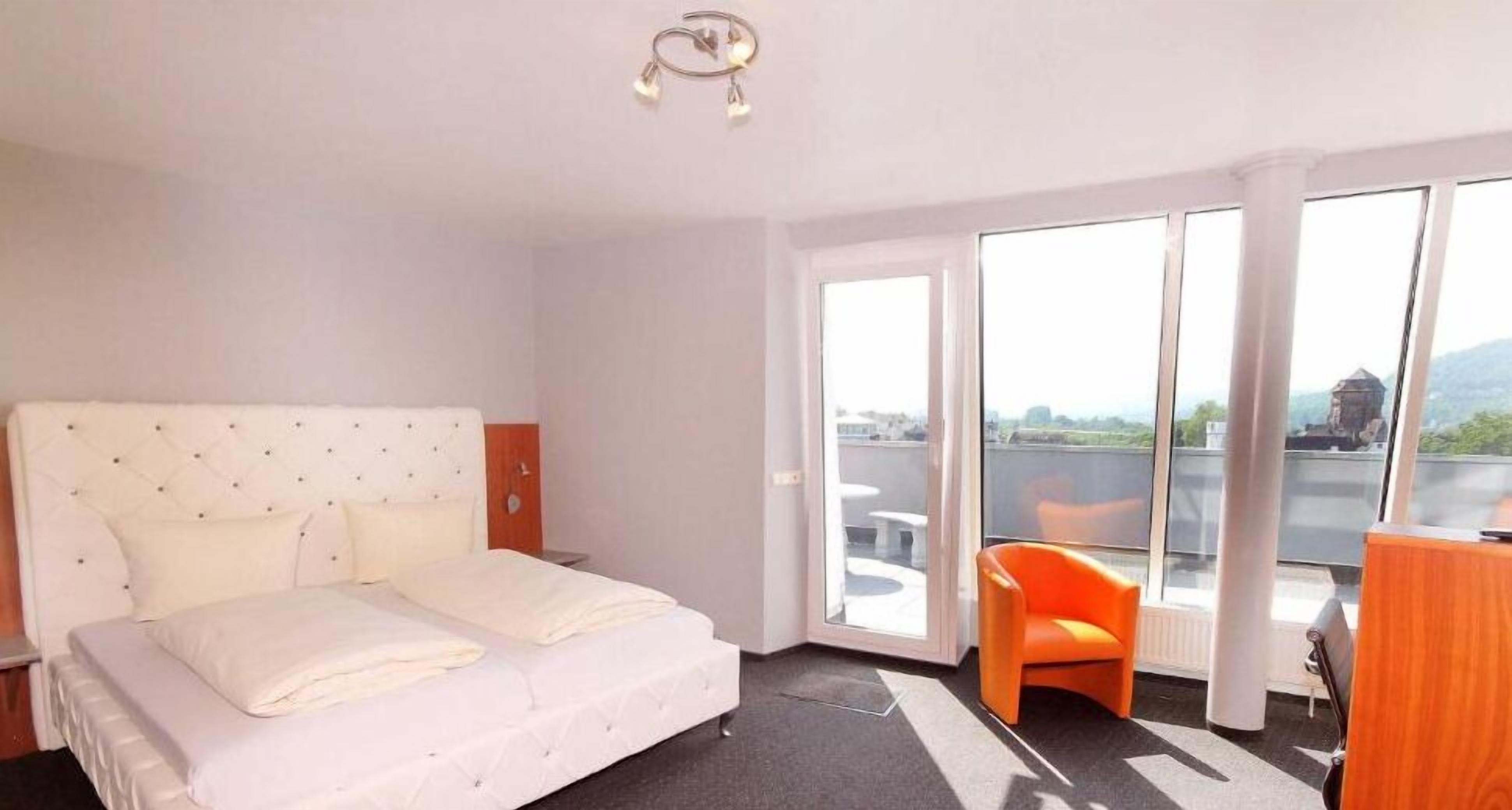 soundproofing, free wifi, bed sheets