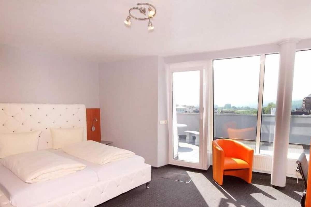 soundproofing, free wifi, bed sheets