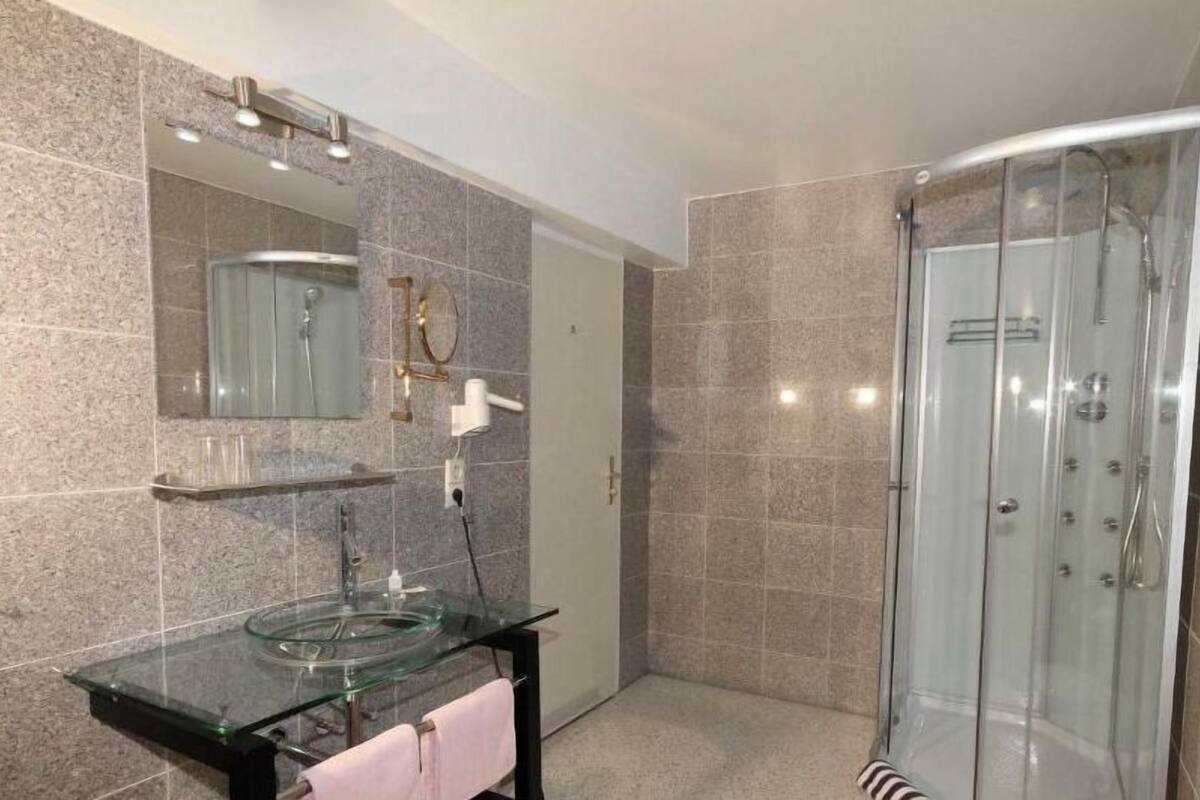 shower, free toiletries, hair dryer, towels