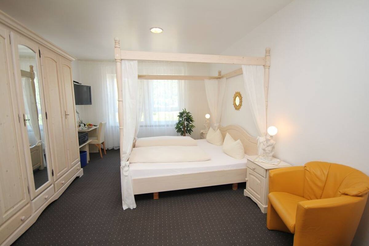 ambience double room with wet room | soundproofing, free wifi, bed sheets