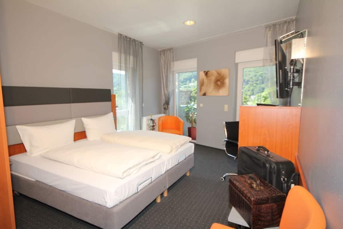 soundproofing, free wifi, bed sheets