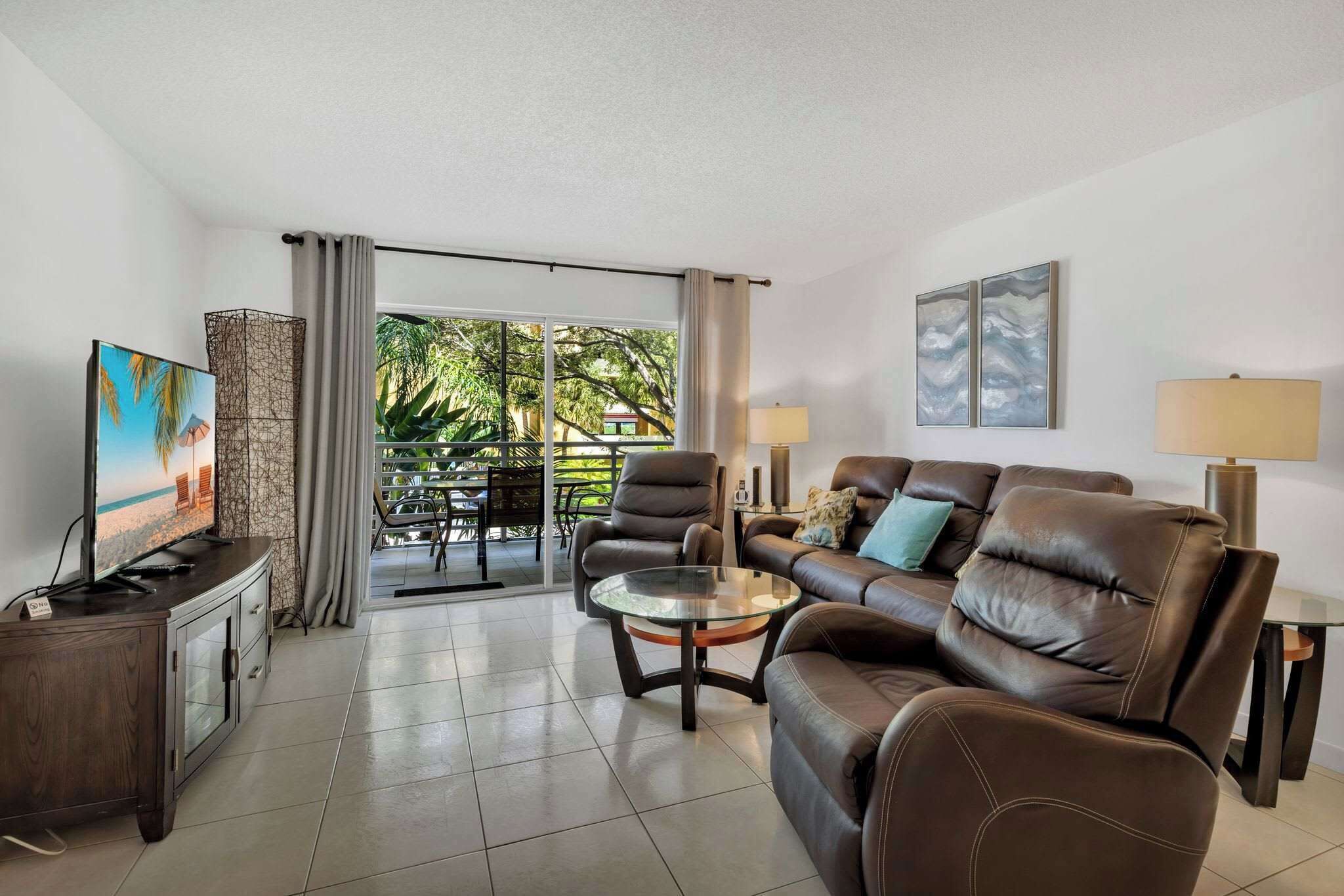 Televisión, libros y oficina 