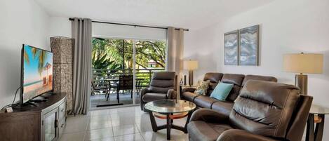 Televisión, libros y oficina