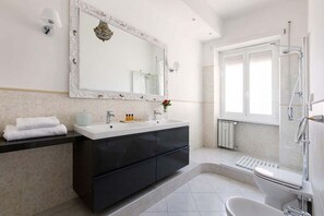 Douche, sèche-cheveux, bidet, serviettes fournies