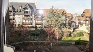 Een woonwijk met traditionele Europese gebouwen, een verzorgde tuin en een heldere lucht.