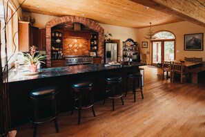 Dining - 8-Acre ‘Big House Lodge’ in Cle Elum w/ Hot Tub (Cle Elum)