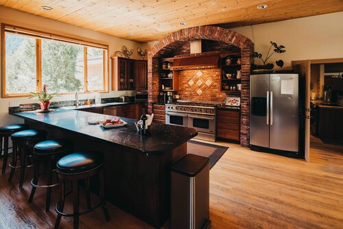 8-Acre ‘Big House Lodge’ in Cle Elum w/ Hot Tub