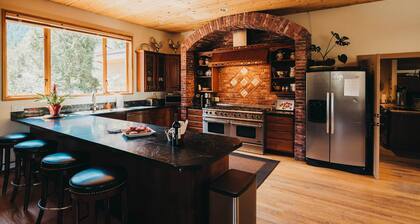 8-Acre ‘Big House Lodge’ in Cle Elum w/ Hot Tub