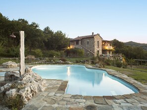 A heated pool - Podere Vignalunga is 48 hectares property with 2 main villas plus 2 annex  (Castiglione d'Orcia)