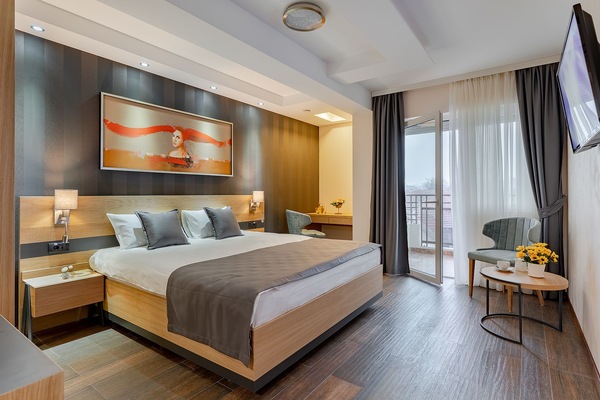 Superior Double Room, Accessible | Memory foam beds, minibar, in-room safe, desk