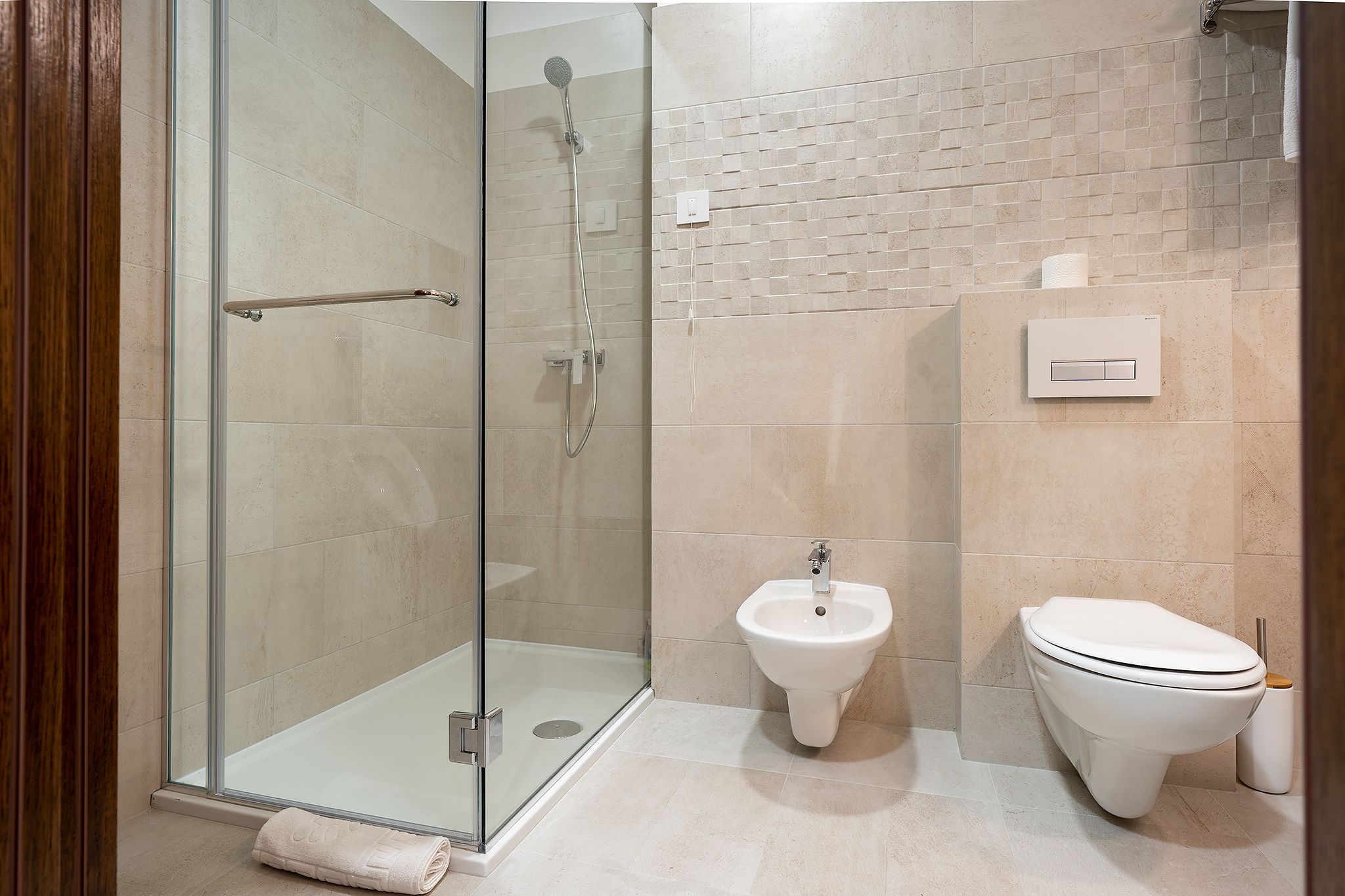 deluxe double or twin room | bathroom shower