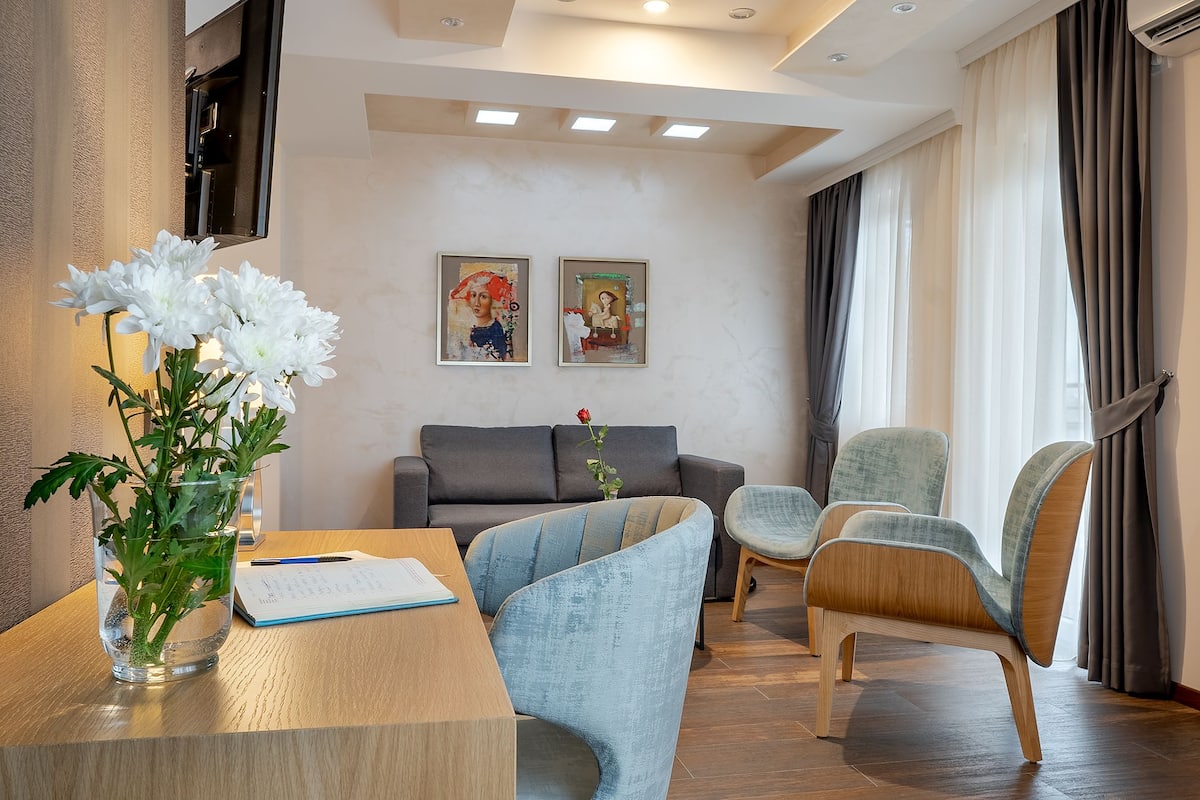 Deluxe Suite, 1 Bedroom | Memory-foam beds, minibar, in-room safe, desk