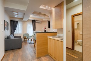 Deluxe Suite, 1 Bedroom | Private kitchen