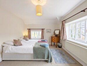 2 bedrooms, iron/ironing board, travel cot, free WiFi - Flint Cottage , Emsworth  -  a cottage that sleeps 4 guests  in 2 bedrooms (Emsworth)