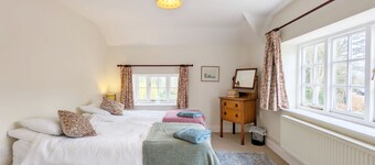 Flint Cottage , Emsworth  -  a cottage that sleeps 4 guests  in 2 bedrooms