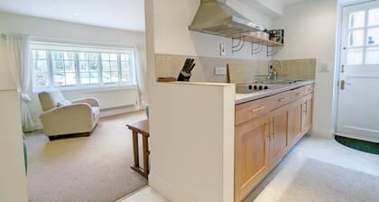 Flint Cottage , Emsworth - a cottage that sleeps 4 guests in 2 bedrooms