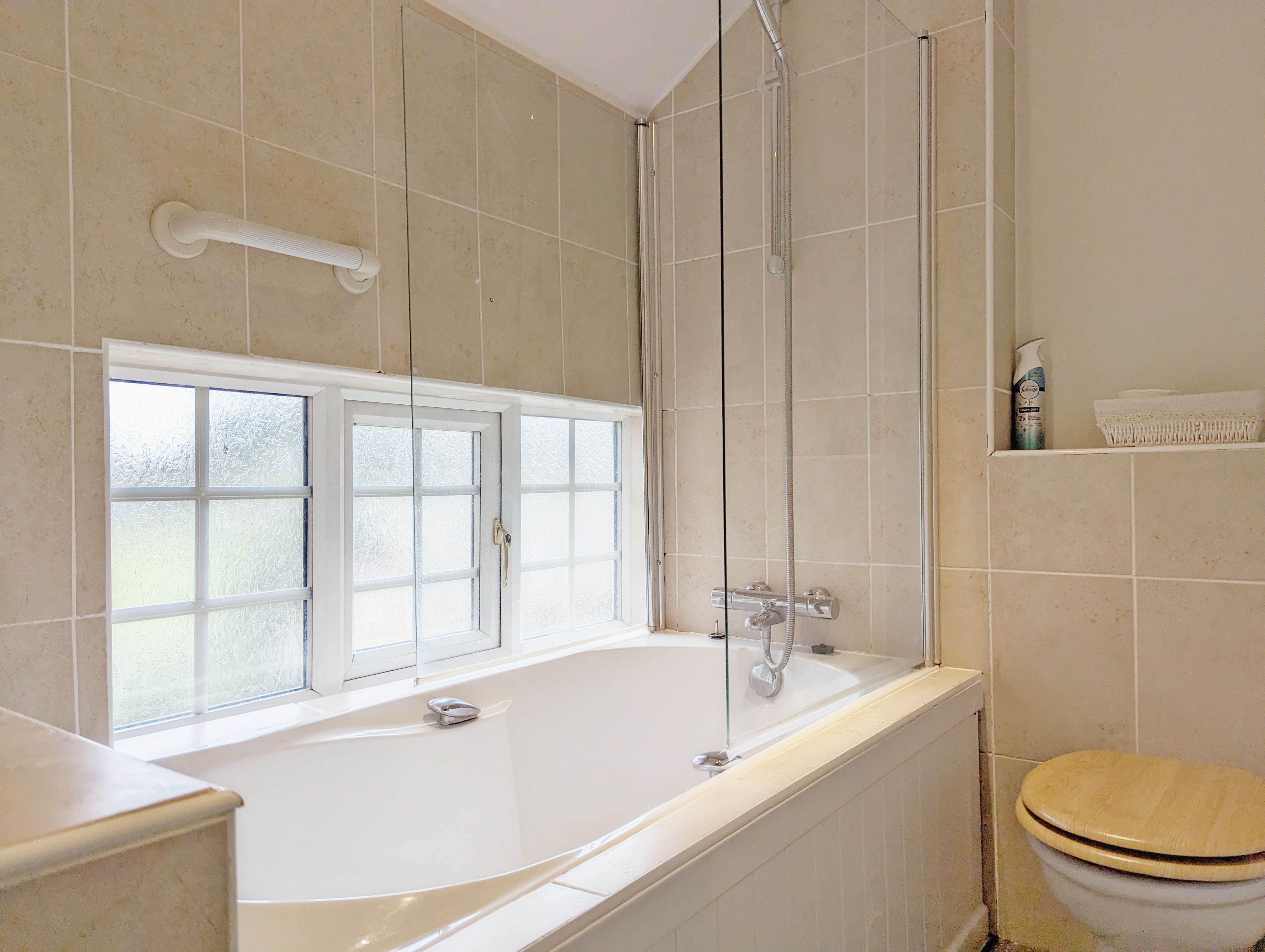 Combined shower/bathtub, hair dryer, towels